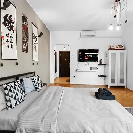 Old Town Studio City Center 23a Apartment